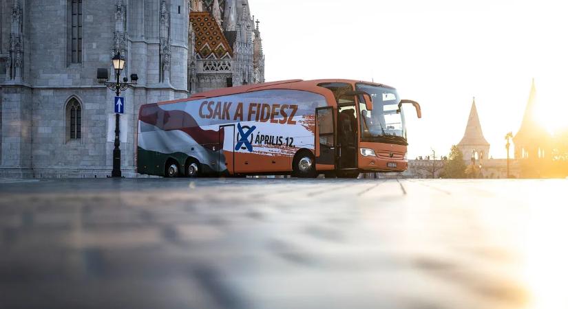A Fidesz-kampánybuszból posztolt a HírTV riporternője – videó