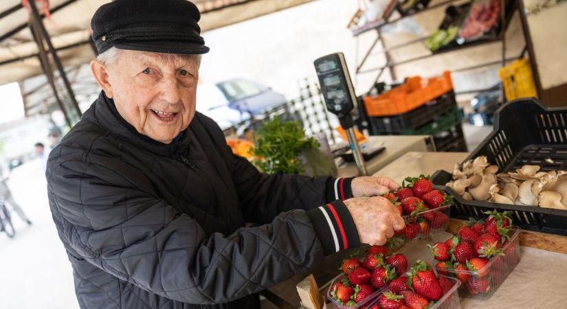 A 90 éves Géza bácsi is odavan a piaci eperért, itt vannak az árak GALÉRIA