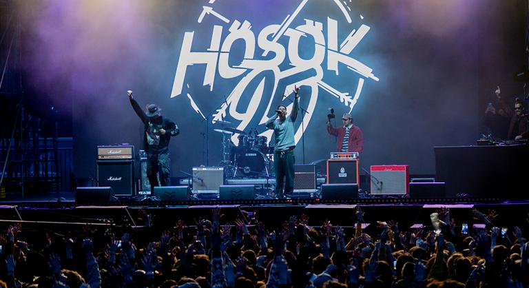 Szeméremsértés miatt feljelentették Ecküt, amiért a Rendszerbontó Nagykoncerten a nemi szervét fogdosva üzent