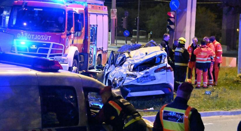 Tragikus baleset Budapesten: lezuhant egy autó az Árpád hídnál a felüljáróról, ketten meghaltak