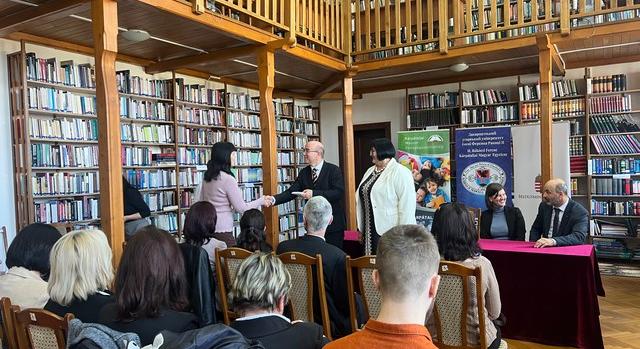 Kárpátalján is kiosztották a magyar pedagógusigazolványokat