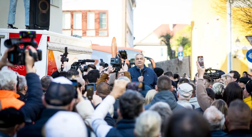 Rengetegen várták Orbán Viktort Vácon - ma van az Egymillió kézfogás napja