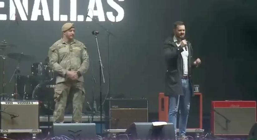 Szabó Bence és Pálinkás Szilveszter is beszédet mondott a rendszerbontó nagykoncerten