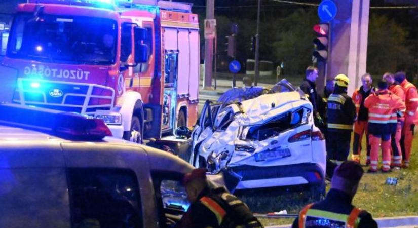 Lezuhant egy autó a felüljáróról – Halálos baleset Budapesten