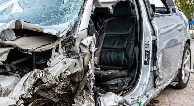 Tragédia az Árpád hídnál: Vétlen autó zuhant a mélybe az illegális versenyzők miatt