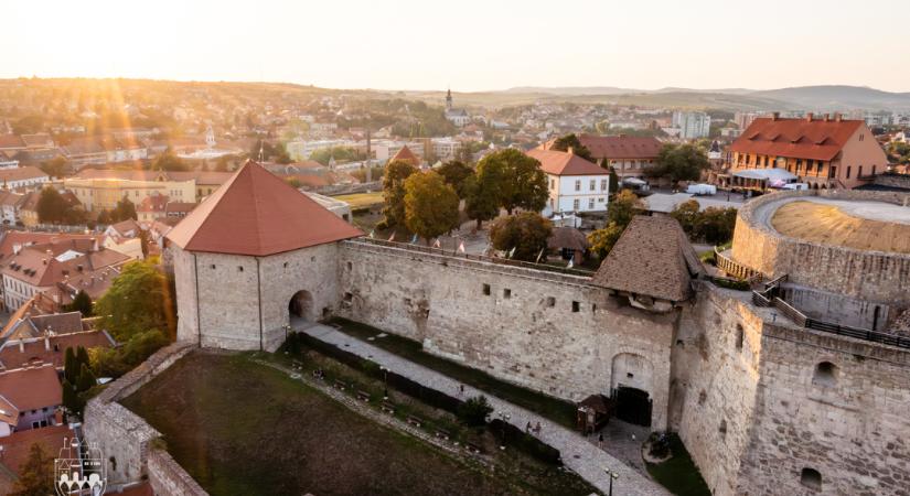 Harminchárom kortárs mű érkezik az egri várba