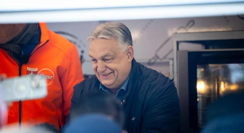 Kiderült, hogy merre indult a busz a fedélzetén Orbán Viktorral - 1 millió kézfogásra fel!