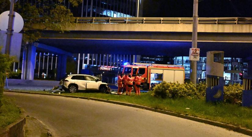 Tragikus baleset a fővárosban, a felüljáróról zuhant le az egyik autó - megrázó fotók