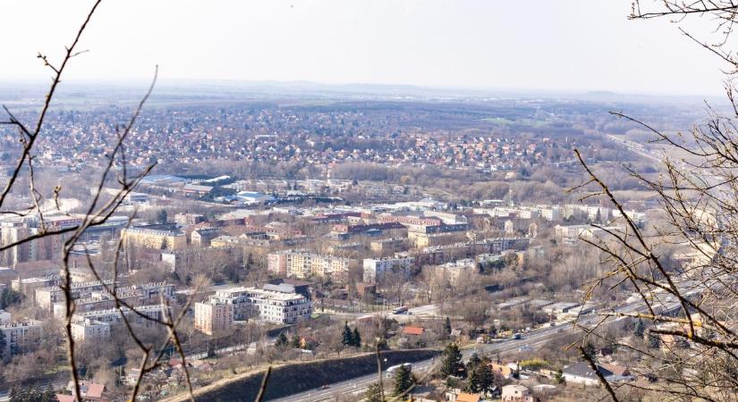 Ez az ötös várja a voksokat a Tatai-medencében