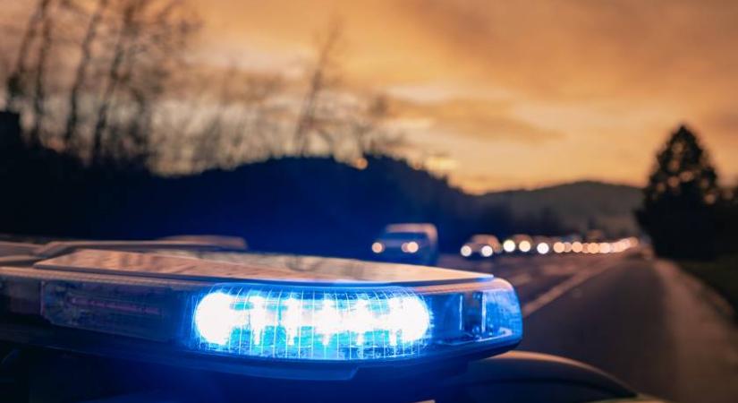 Két halálos áldozat az Árpád hídnál történt balesetben: autó zuhant le a felüljáróról