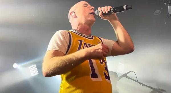 Egy klasszikus Anthrax dal koncertvideójával jelentkezett John Bush