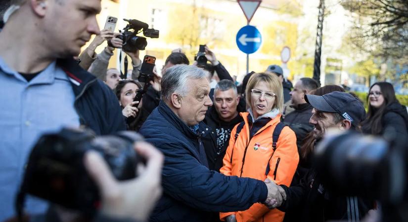 Megkezdődött az Egymillió Kézfogás akciósorozat – Orbán Viktor velük már kezet rázott