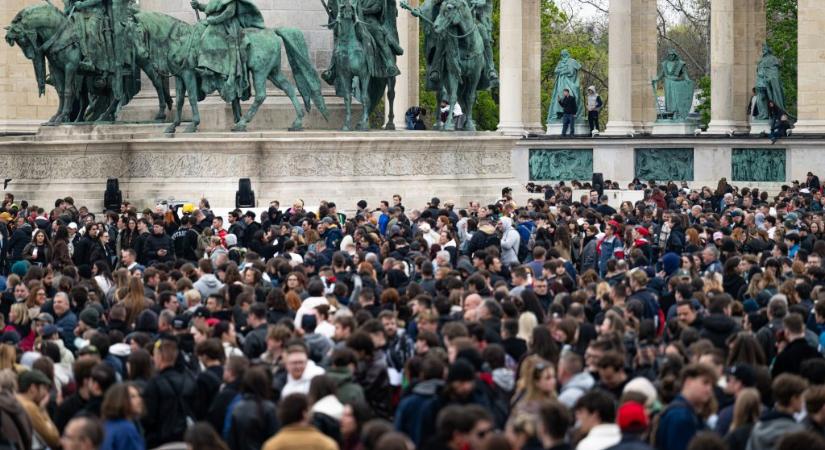 Rendszerbontó Nagykoncert: Bulizók is beálltak szemetet szedni az esemény után
