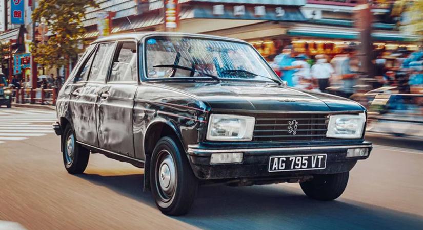 Nem normális: Tokióig ment egy 50 éves Peugeot-val
