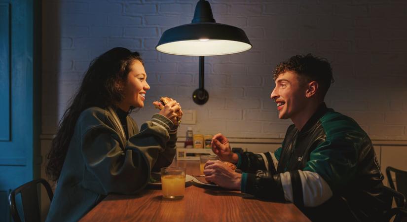 7 jel, hogy köztetek már rég nem csak barátság van – csak egyikőtök sem mer lépni