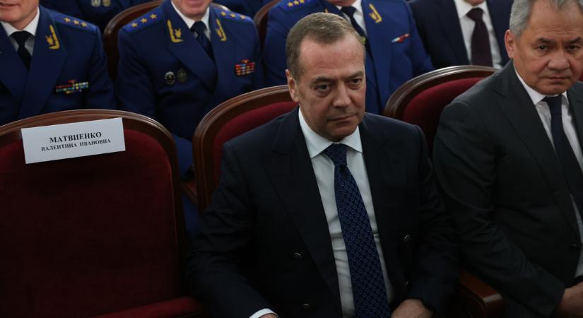 Dmitrij Medvegyev szerkesztette az új társadalomismeret-tankönyveket a középiskolásoknak