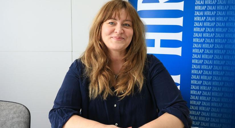 Röhögő közönség és egy nagy adag Göcsej: a zalai származású nevettető, JajEmilia titka