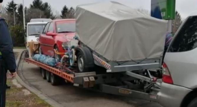 Horrorkaraván: félmilliós bírságot kapott, amiért furgonja utánfutóján egy másik furgont vitt