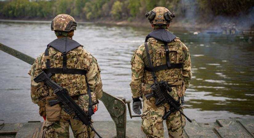 Hatalmasat csobbant a monstrum: különleges erők jelentek meg a szentesi Tisza-parton