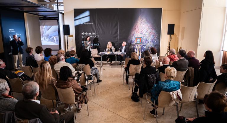 Híres bagoly lett az önarcképe, a feleségét meg egy fehér szarvasnak köszönheti