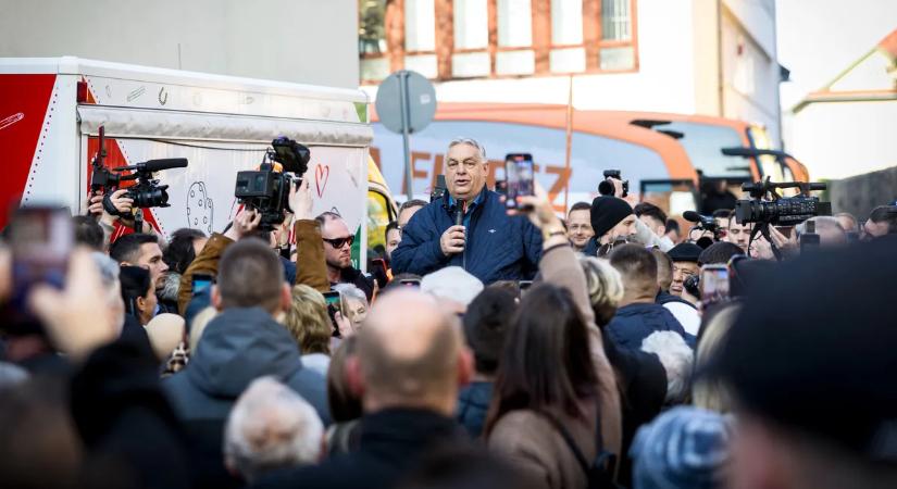 Egymillió kézfogás: Orbán Viktort nagy szeretet vette körül Vácon