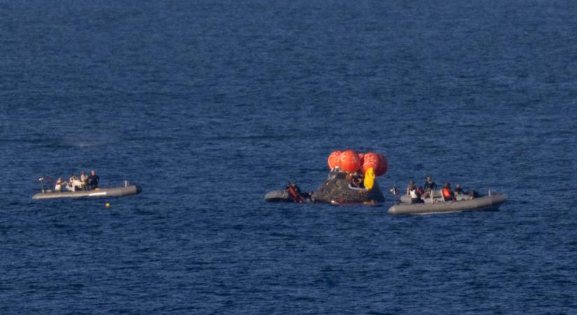 Sikerrel visszaérkezett a Földre a NASA Holdat megkerülő űrkabinja, az Orion (videó)