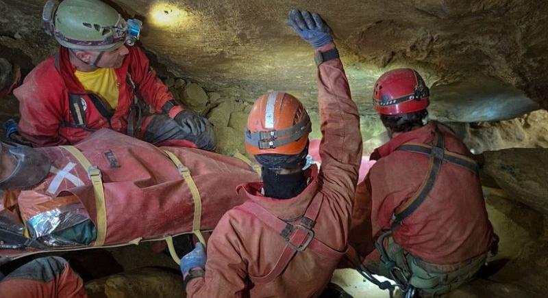 Horror a Mátyás-hegyi-barlangban, megsérült a mélyben a túrázó