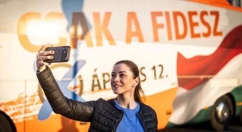 A szeretet és a béke a tét: Zavaros Eszter is Orbán Viktorral tartott az Egymillió kézfogásra