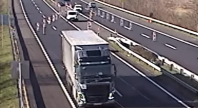 Lebukott a trükkös kamionos