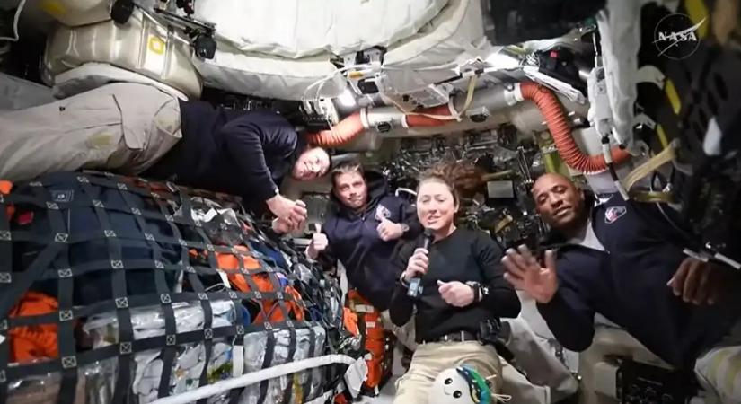 Történelmi pillanat: Rekordtávolságból tért haza az Artemis–2 legénysége