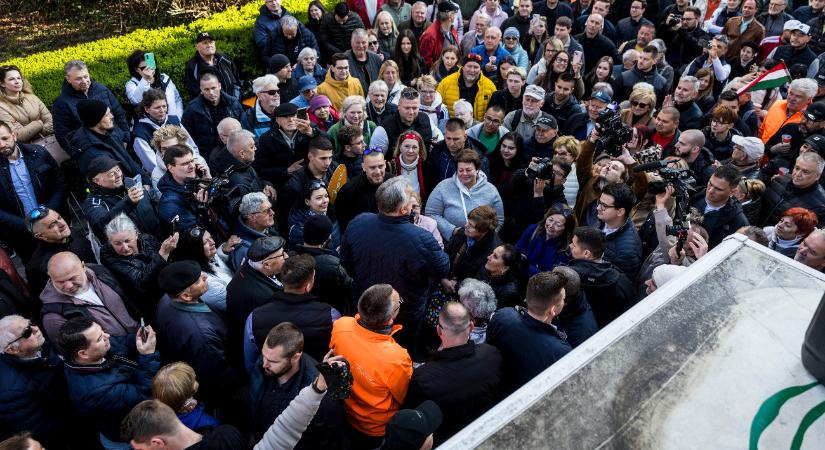 Rengetegen fogadták Vácon a miniszterelnököt