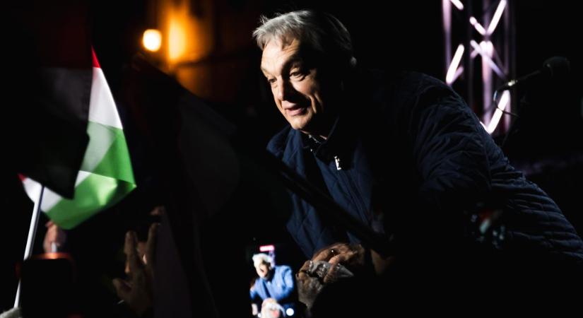 Orbán egymillió kézfogást vár, tőle egyetlen kézfogást kértek, de mást adott