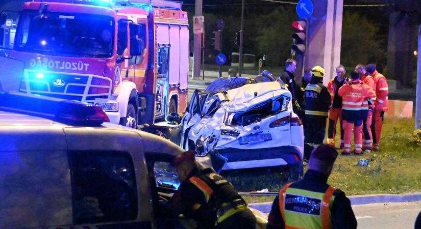 Halálos tömegkarambol Budapesten – egy autó a mélybe zuhant