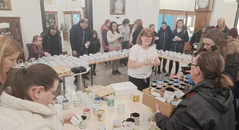 Videóban köszönte meg a támogatást a Bögrés lány, aki további meglepetésekkel készül