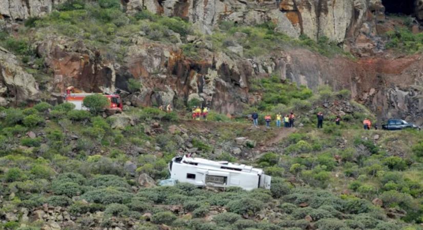 Szakadékba zuhant egy brit turistabusz a Kanári szigeteken