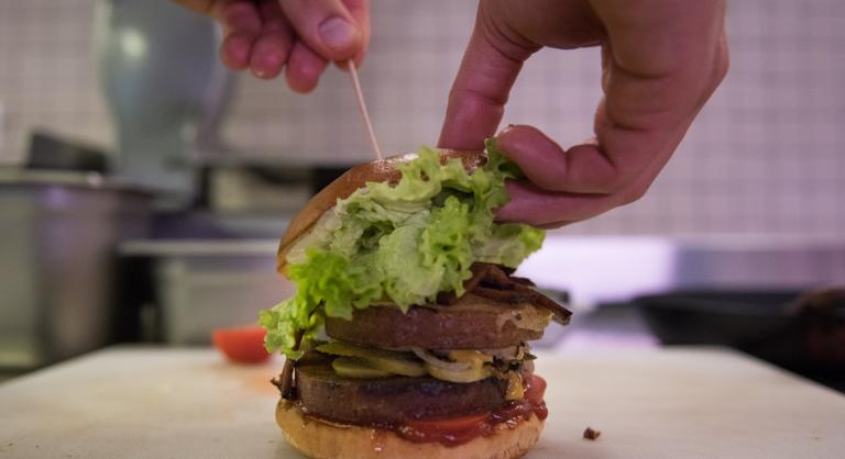 Az Európai Parlament megmentené a vegán burgert, de két termék továbbra is bajban lehet