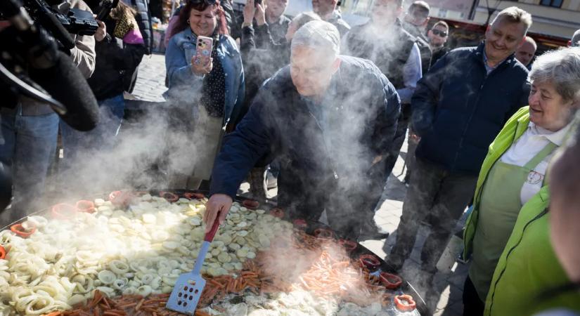 Egymillió kézfogás: Balassagyarmat is Orbán Viktor mellett áll