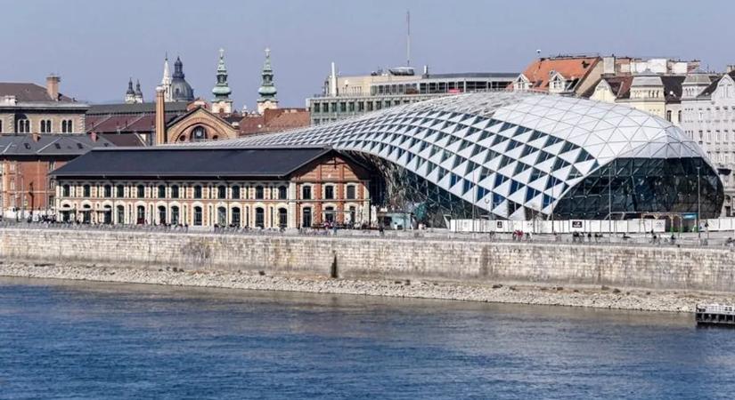 Fényes nappal, a Bálnánál besétált a Dunába egy fiatalember, majd nyoma veszett