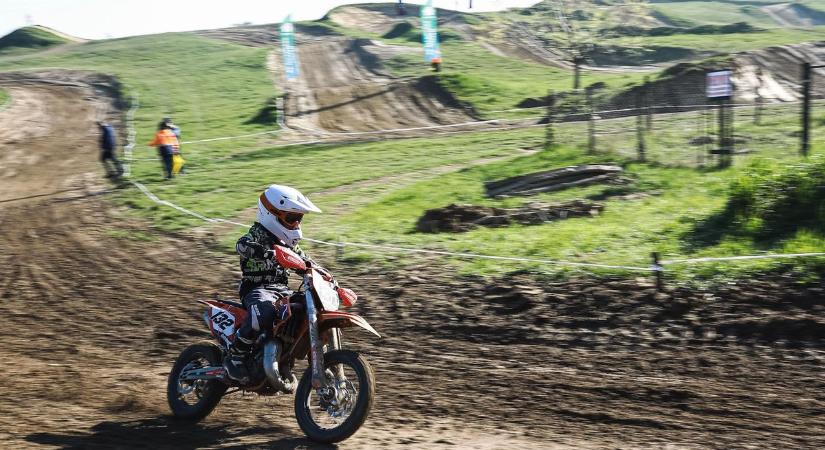 Gázfröccs, látvány és izgalom - Bőgnek már a motorok az endurocross ob-n Pannonhalmán - Fotók, videó