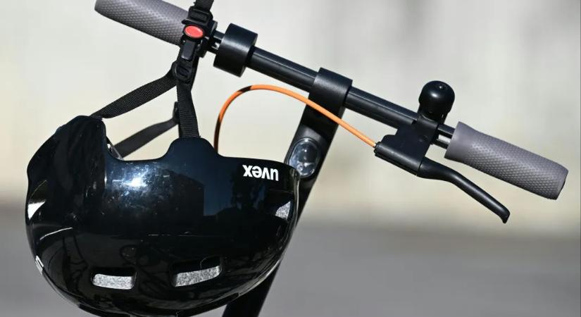 Májustól kötelező az irányjelző és a sisak az elektromos rollereken Ausztriában