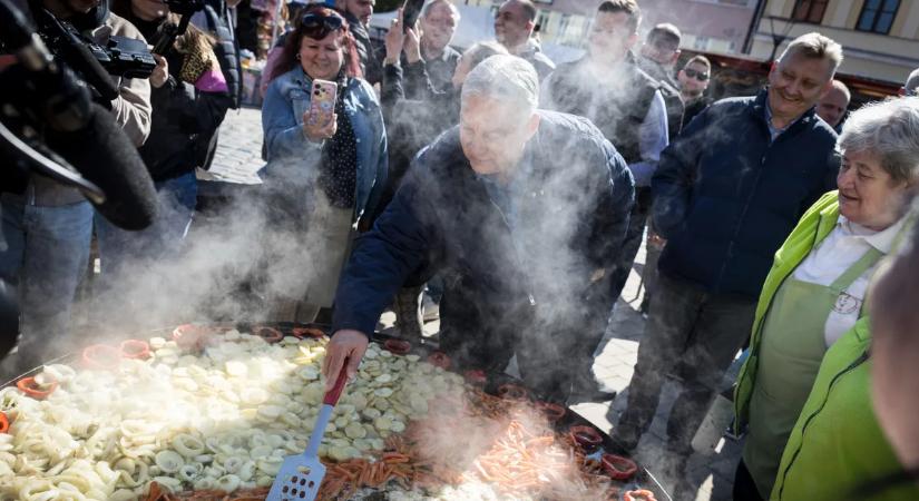 Orbán Viktor: Balassagyarmaton piacolunk, és begyűjtünk pár kézfogást