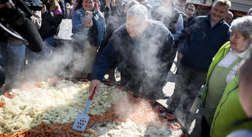 Még főzni is beállt Orbán Viktor országjáró körútja második állomásán - képekkel, videóval