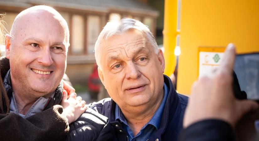 Sorban álltak az emberek egy közös képért - Kiderült, merre megy tovább Orbán Viktor
