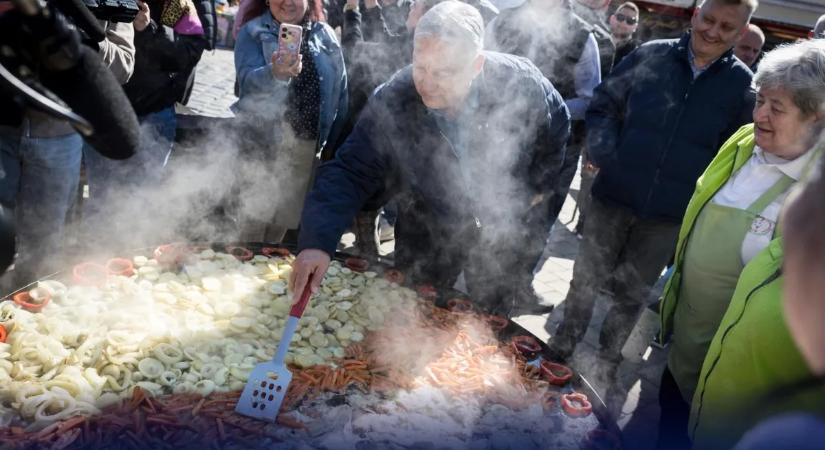 A miniszterelnök Balassagyarmaton: Begyűjtünk pár kézfogást