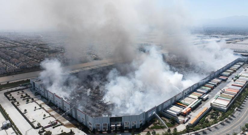 „Élhető fizetést kellett volna adnotok nekünk” – felgyújtotta a munkahelyét egy raktári alkalmazott Kaliforniában