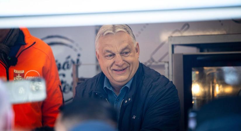 Orbán Viktor kampánybuszát megrohamozták: egymillió kézfogást kért a miniszterelnök