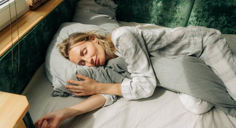 Egy orvos felfedte, ez az alvási póz drámai módon felgyorsíthatja az öregedést
