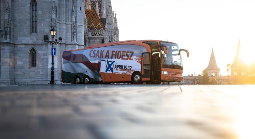 Egymillió kézfogás napja: hatalmas tömeg várta Orbán Viktort Salgótarjánban