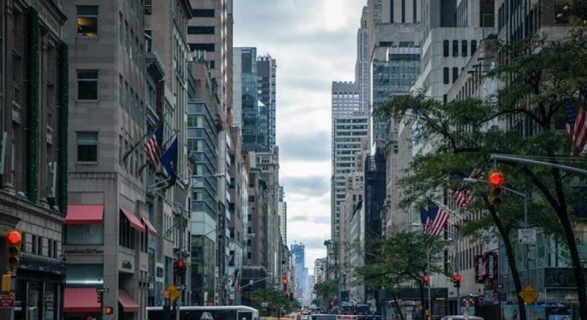 Elindult Amerikában a szavazás, több mint 5 ezer főt várnak