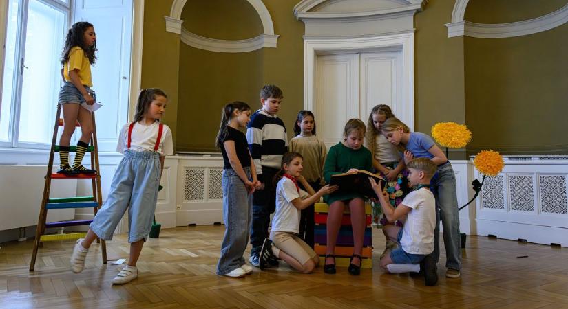 Versek a kerítésen és a színpadon: Így ünnepelték a költészet napját a Soproni Múzeumban - Fotók